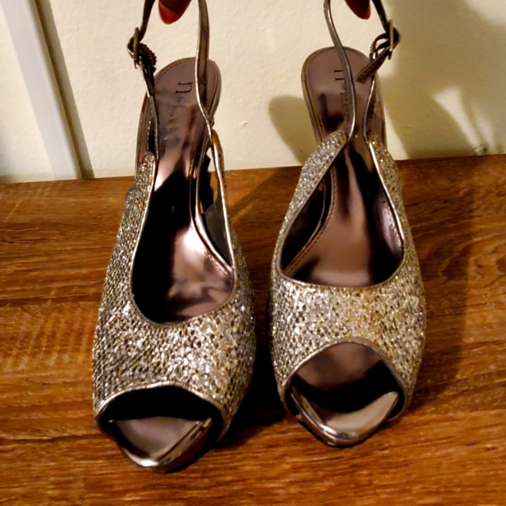 Nicole Miller Size 8.5 Silver Peep Toes